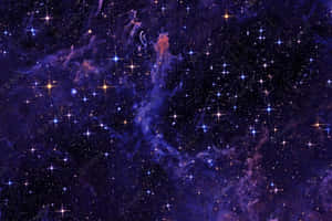 一個充滿閃爍星星和紫色雲團的宇宙星雲，位於深空之中。