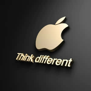 深色背景上帶有「Think different」標語的金色Apple標誌。