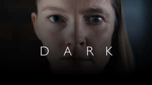 女人面孔的特寫，眼睛強烈，並疊加了DARK這個詞。