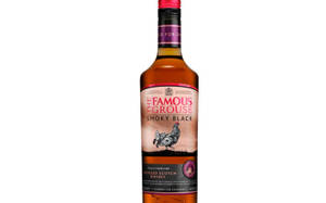 一瓶帶有粉紅色和紅色品牌標識的 Famous Grouse Smoky Black 威士忌。