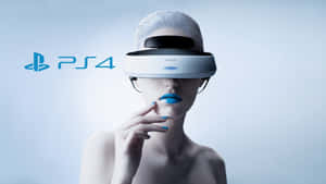 在攝影棚環境中，佩戴PlayStation VR頭戴式裝置、藍唇銀髮的女性。