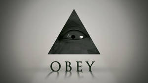 一個黑色三角形，裡面有一隻眼睛，下方有「OBEY」字樣。