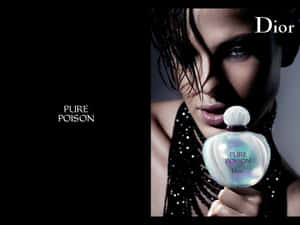 一位濕髮女性在暗光下手持Dior Pure Poison香水瓶。