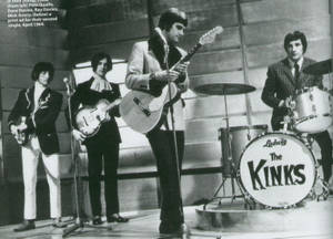 The Kinks 樂隊在黑白照片中，在舞台上現場表演結他和鼓。 — 復古 壁紙
