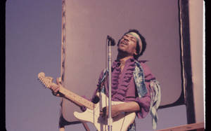 Jimi Hendrix 在舞台上閉眼彈奏電結他