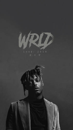 一名年輕男子留著辮子，在紀念文字WRLD 1998-2019 R.I.P.下的肖像