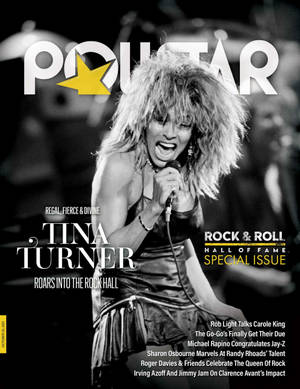 Tina Turner 在黑白雜誌封面上，於舞台上熱情地對著咪高峰唱歌。