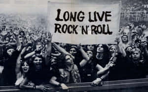 搖滾演唱會上的人群舉著long live rock n roll橫幅。