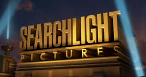 Searchlight Pictures標誌在暮色中於聚光燈下發光。