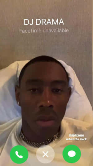 床上男子在FaceTime通話失敗時看著what the fuck文字露出驚訝表情。