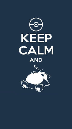 深藍色背景上，帶有「Keep Calm and」文字和精靈球圖示的睡覺卡比獸。 — 可愛 iPhone 壁紙