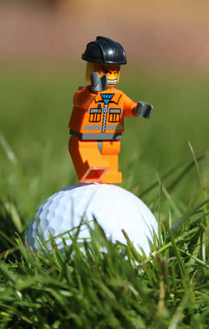 LEGO建築工人站在草地上的高爾夫球上