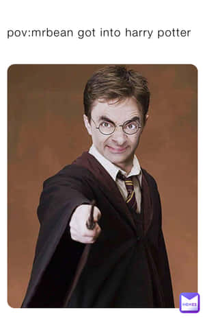 Mr. Bean 打扮成哈利波特，露出調皮的笑容，用魔杖指著前方。 — Galaxy Tab S9 FE 壁紙