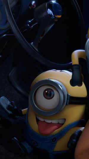一個Minion司機在車內伸出舌頭咧嘴笑。