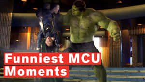 喺現代室內，Hulk 倒轉拎住 Loki，上面有紅色文字疊加。