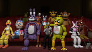 來自《Five Nights at Freddy's》的電子動畫角色坐在紅色劇院沙發上，旁邊有保安。