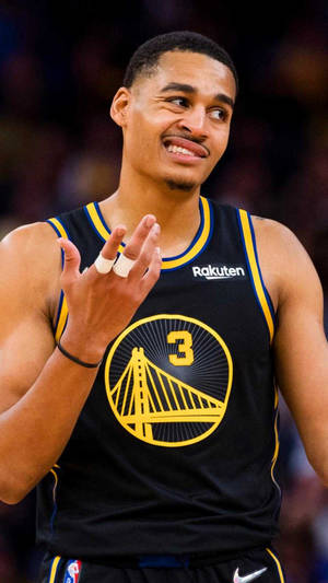 籃球運動員在比賽中微笑並拍手。
