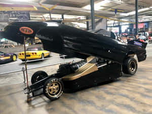 黑色賽車配金色引擎在汽車博物館展出。