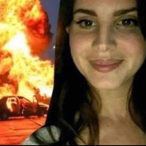女子微笑，身後有猛烈爆炸和燃燒的汽車。 — Meme 表情 壁紙