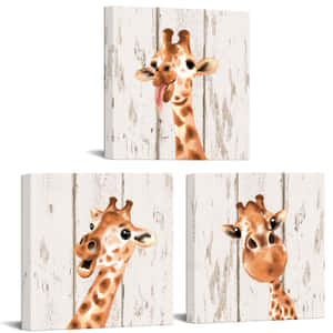 三隻卡通長頸鹿帶著滑稽的表情從白色木板後面探出頭來。