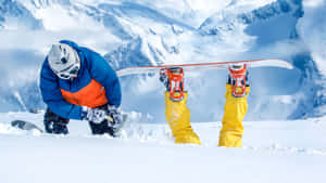 滑雪板運動員調整裝備，而另一人在雪地山區地形中直立拿著滑雪板。
