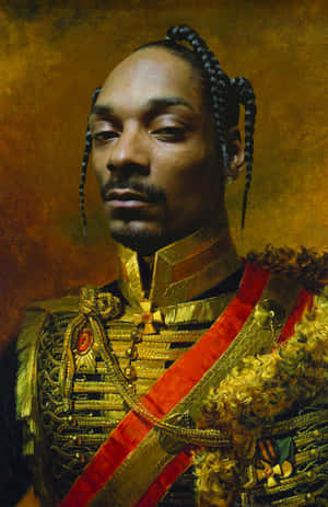 Snoop Dogg 身穿精緻金色軍裝，配紅色肩帶。