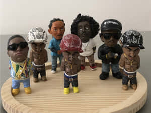 木製唱盤上的七個嘻哈藝術家人偶。