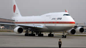 日本總統專機在停機坪上，儀仗隊立正站崗。 — 中性 壁紙