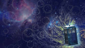 藍色警察電話亭在色彩繽紛的星空星雲中漂流，帶有漂浮的幾何設計。