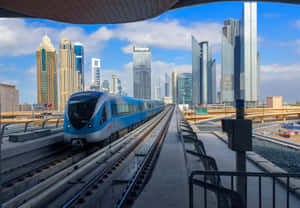 藍色地鐵列車在高架軌道上，背景有現代摩天大樓。