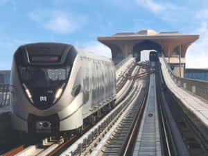 藍天下，現代銀色列車在高架軌道上駛向未來感車站。