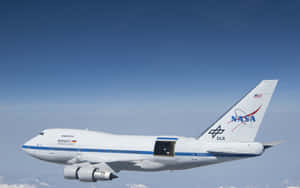 NASA SOFIA空中觀測站在藍天下飛越積雪的山脈