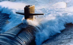 軍用潛艇穿過海浪，帶起白色泡沫。 — 水下 壁紙