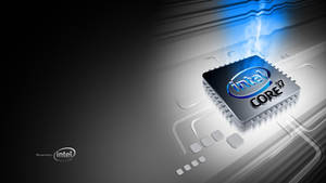 Intel Core i7處理器在電路板上發出藍光的特寫。