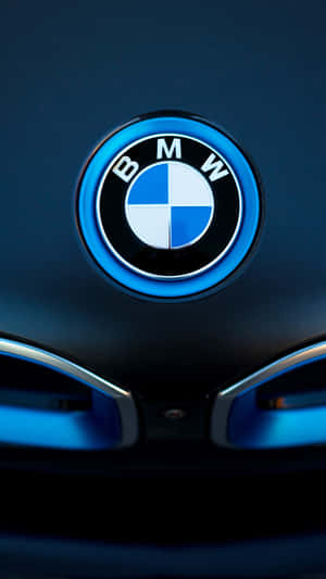 發光藍色BMW徽章，位於深色引擎蓋上，帶有鍍鉻飾條。