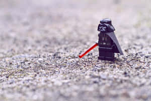 LEGO黑武士在礫石地上手持紅色光劍
