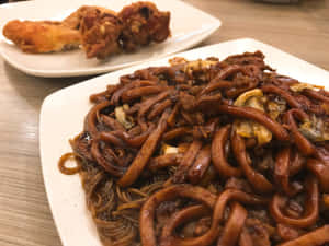 光澤深色麵條配蘑菇和肉，伴以炸雞。 — 雞 壁紙