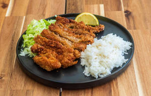 木桌上脆皮吉列豬扒配白飯和檸檬 — 美食 壁紙