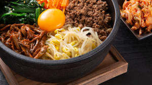 一個韓國拌飯碗，配有雞蛋、豆芽、牛肉和菠菜，附泡菜。 — 美食 壁紙