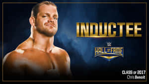 WWE 名人堂入選者 Chris Benoit，2017 屆，赤裸上身，深藍色背景上帶有金色文字。