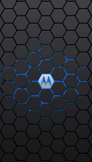 Motorola標誌在黑色六邊形網格背景上發出藍光。 — Motorola 壁紙