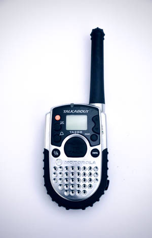 銀色和黑色Motorola對講機連天線在白色背景上 — Motorola 壁紙