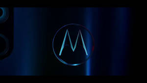 Motorola標誌在深色背景上發出藍光 — Motorola 壁紙