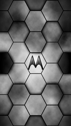 Motorola標誌居中於六角形網格上，背景為煙灰色。 — Motorola 壁紙