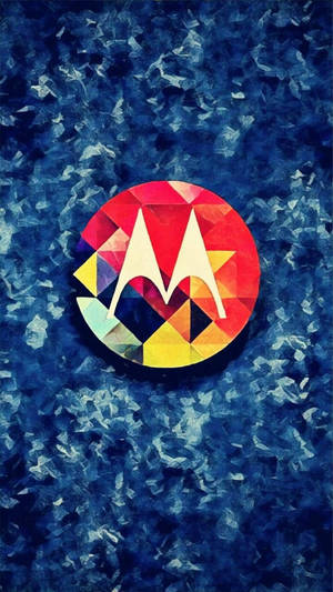 Motorola標誌，帶有彩色幾何設計，置於有紋理的藍色背景上。 — Motorola 壁紙