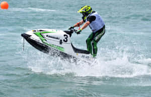運動員駕駛 Kawasaki 噴射快艇在海水中競速。