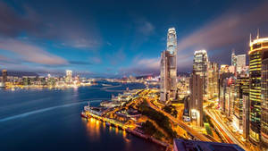 夜晚的香港天際線，燈火通明的摩天大樓和港口燈光。 — 夜景城市 壁紙