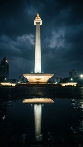 在黑暗暴風雨的天空下，水坑中反射出一座高大的發光紀念碑