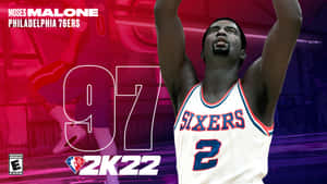 NBA 2K22籃球運動員Moses Malone身穿Sixers球衣，高舉雙臂。