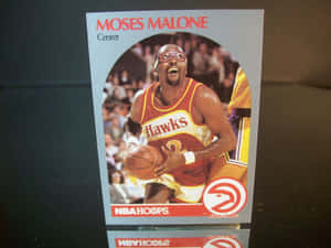 復古NBA Hoops交易卡，Moses Malone身穿亞特蘭大老鷹隊球衣運球。